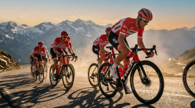 Профессиональные велосипедисты на Trek преодолевают горный перевал - мощь и выносливость в велоспорте Профессиональные велосипедисты на Trek преодолевают горный перевал - мощь и выносливость в велоспорте